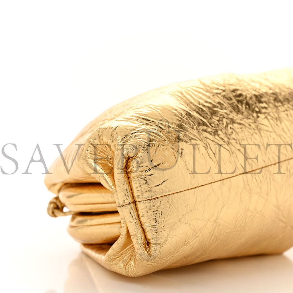 BOTTEGA VENETA METALLIC CRINKLED LAMBSKIN THE MINI POUCH ORO (22*12*6cm) BOTTEGA VENETA METALLIC CRINKLED LAMBSKIN THE MINI POUCH ORO (22*12*6cm)